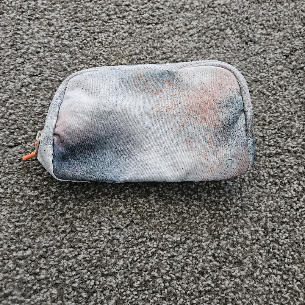 Nwt Lululemon Everywhere Belt Bag 1l, Prmb/Dvgy/Hior
